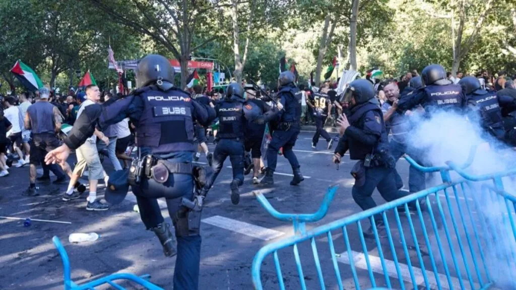 Sindicatos policiales en España critican a Pedro Sánchez por respaldar protestas en la Vuelta Ciclista