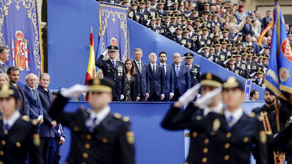 Sindicatos policiales en España critican al Ministerio del Interior por condecoraciones a mandos jubilados bajo una ley franquista.