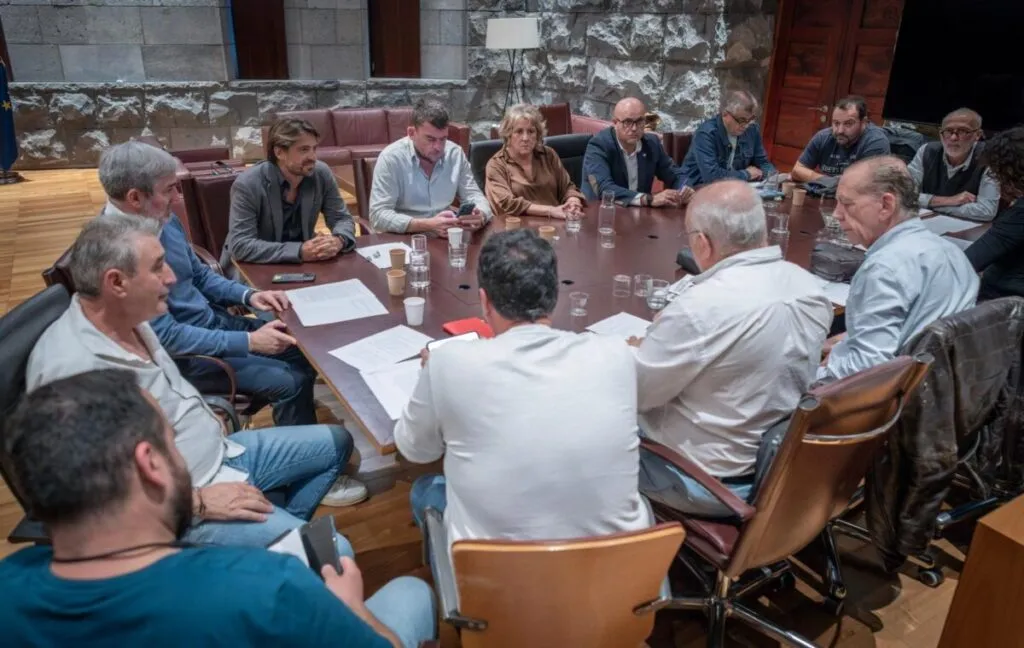 Reunión de sindicatos en España reforzando estatuto marco laboral para proteger derechos de trabajadores