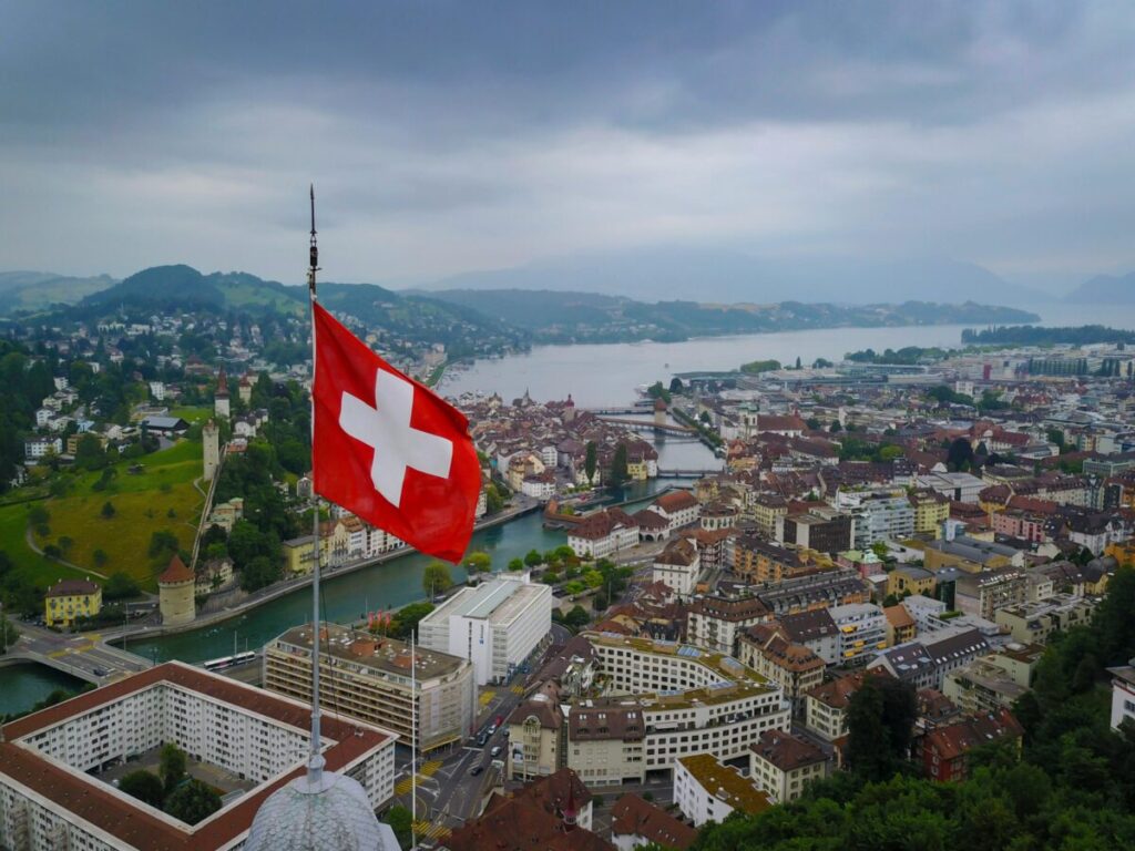 Trabajadores italianoparlantes en Suiza con salarios de 70000 euros anuales en sectores clave del mercado laboral.