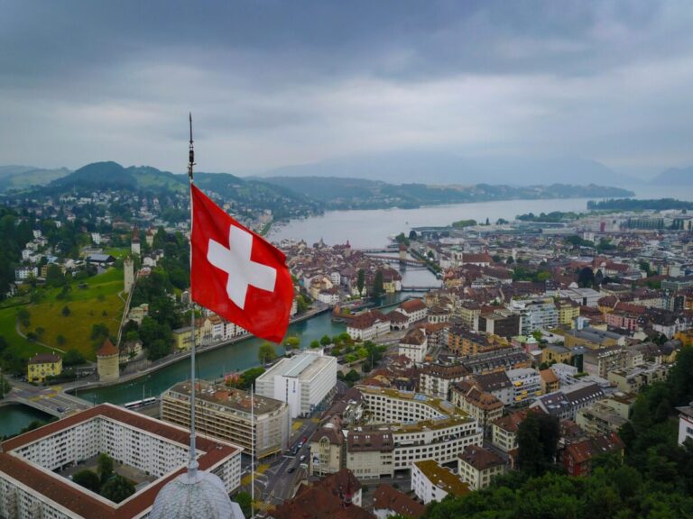 Trabajadores italianoparlantes en Suiza con salarios de 70000 euros anuales en sectores clave del mercado laboral.