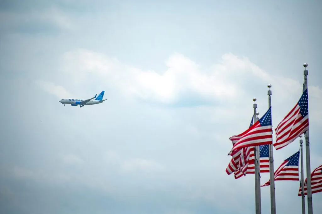 Fotografía editorial de inmigrantes y trabajadores profesionales afectados por propuesta de cuota en visas H-1B en Estados Unidos.