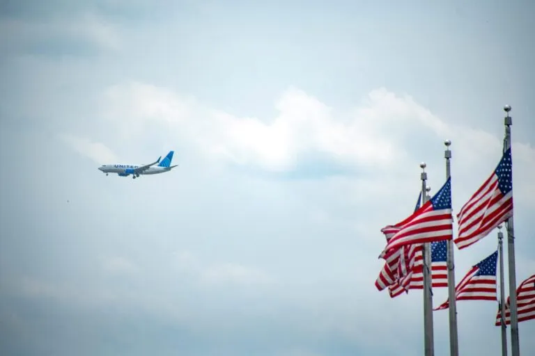 Fotografía editorial de inmigrantes y trabajadores profesionales afectados por propuesta de cuota en visas H-1B en Estados Unidos.