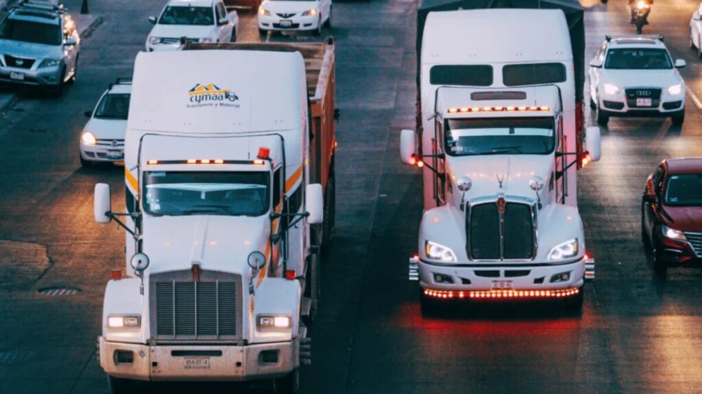 Camiones varados por bloqueos carreteros de maiceros en Jalisco, México, durante protestas por precios del maíz