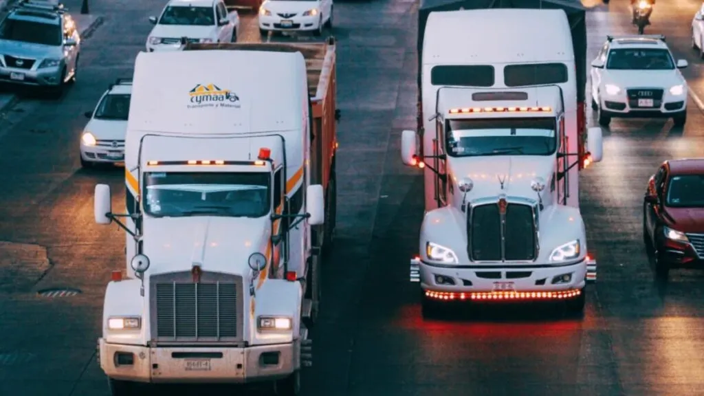 Camiones varados por bloqueos carreteros de maiceros en Jalisco, México, durante protestas por precios del maíz