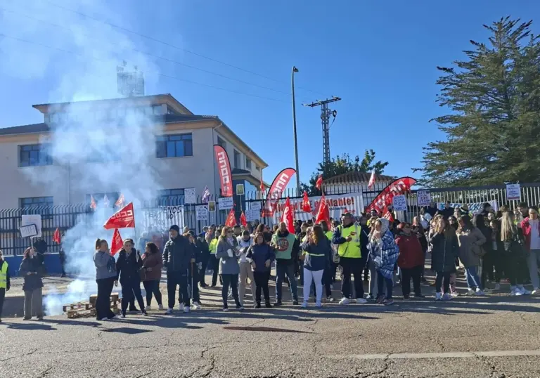 Empleados de Mahle en Motilla del Palancar protestan contra el ERE y exigen negociación colectiva justa.