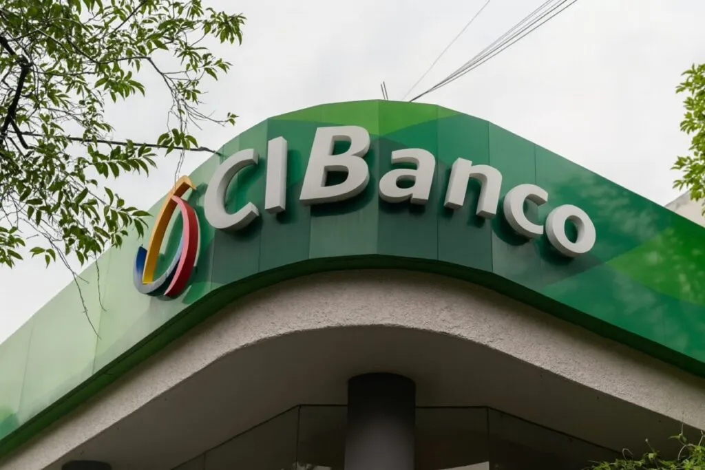 Representación editorial de la liquidación de CIBanco, trabajadores afectados y crisis laboral en sector bancario mexicano