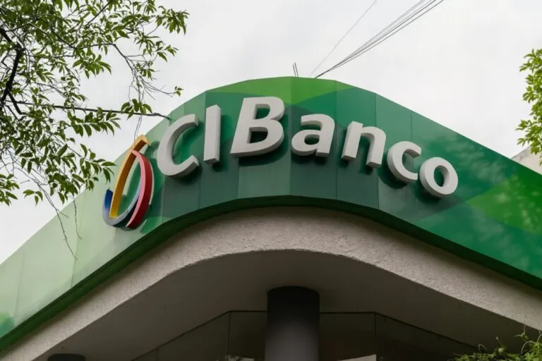 Representación editorial de la liquidación de CIBanco, trabajadores afectados y crisis laboral en sector bancario mexicano
