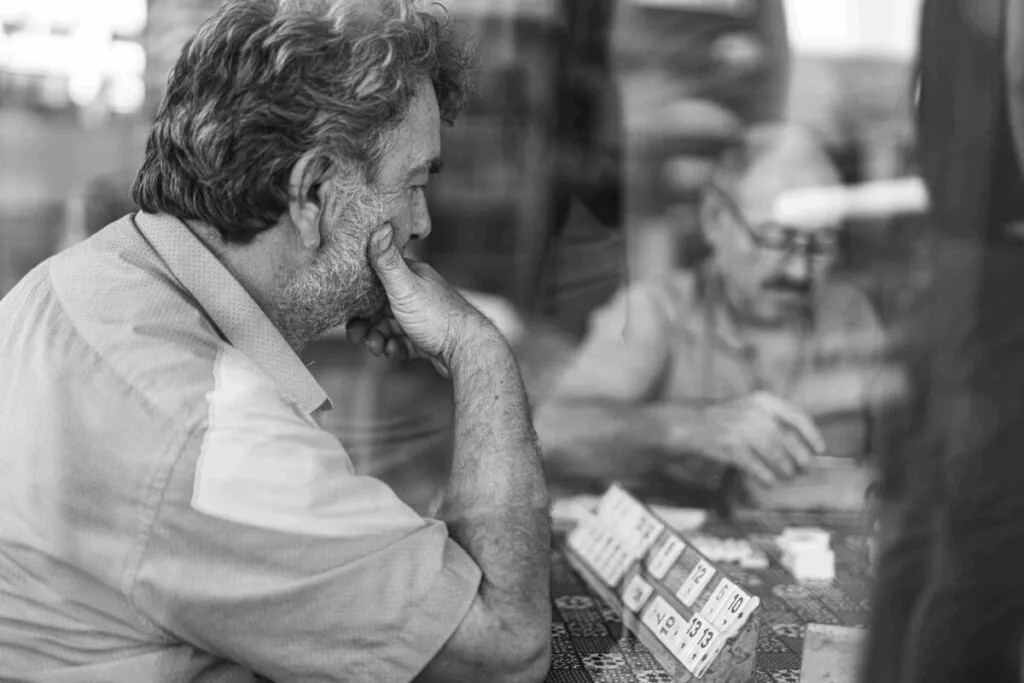 Imagen de trabajadores mexicanos felices al acceder a jubilación anticipada tras reducción de edad jubilatoria