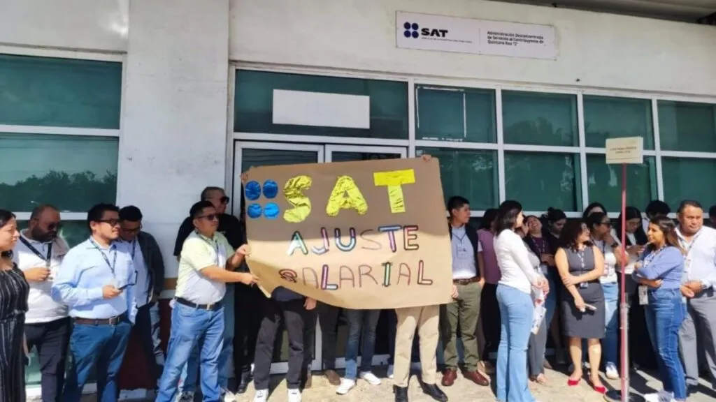 Empleados del SAT protestan frente a oficinas en Ciudad de México por mejores condiciones laborales