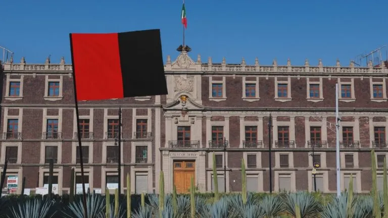 Trabajadores del Monte de Piedad en México inician huelga para defender su contrato colectivo y exigir respeto a derechos laborales