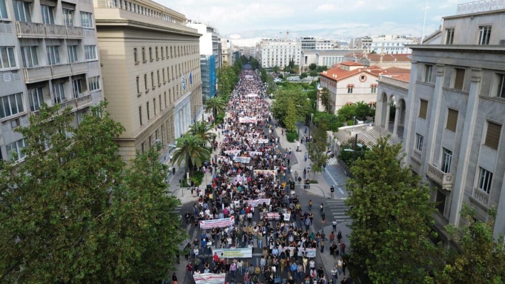 Trabajadores griegos protestan en Atenas durante una huelga general contra la jornada laboral de 13 horas