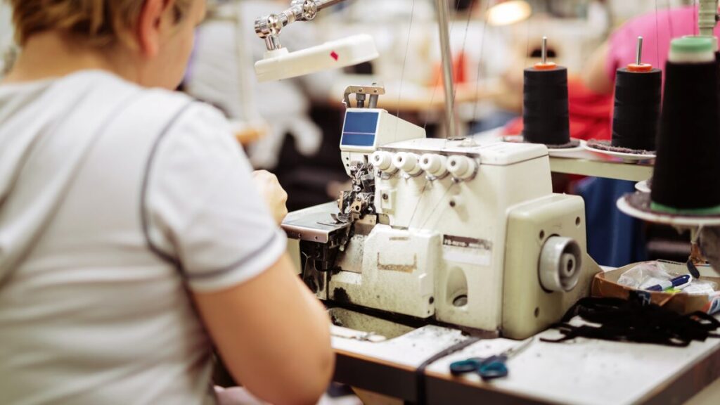 Fábrica textil argentina afectada por la crisis económica y las políticas del gobierno de Javier Milei
