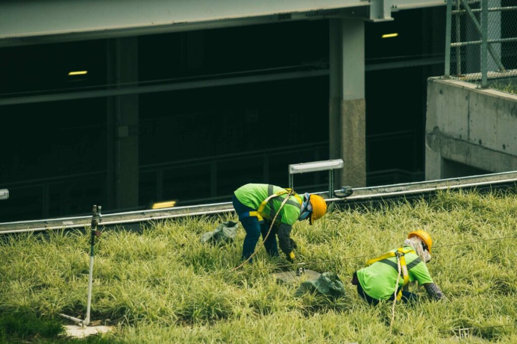 Fotografía de obrero en obra mostrando el riesgo laboral y la siniestralidad laboral en España