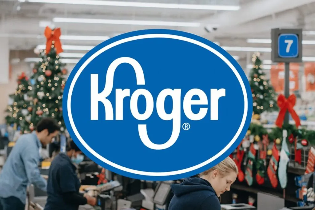 Empleados temporales en supermercados trabajan durante temporada navideña en contexto de contratación navideña