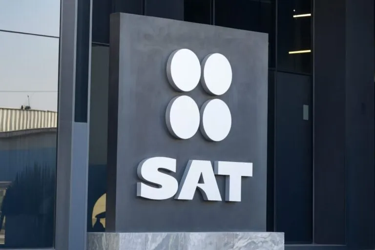 Empleados del SAT manifestándose pacíficamente por el cumplimiento del aumento salarial