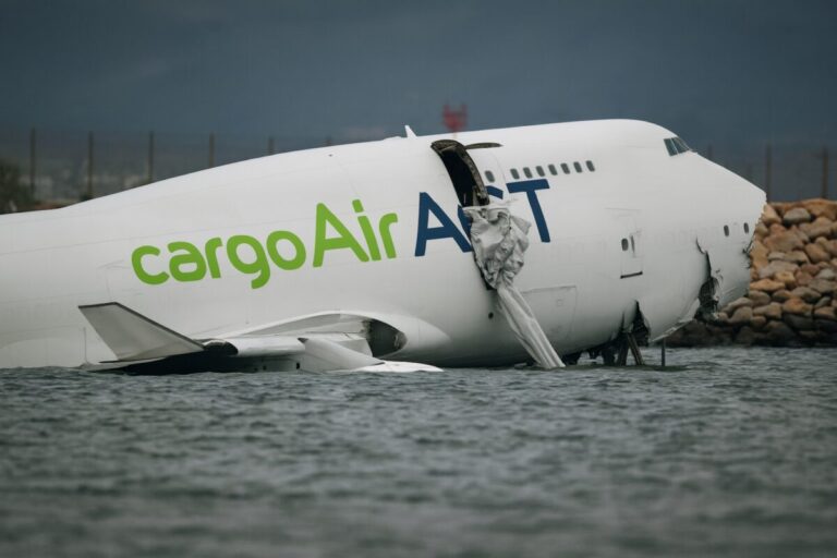 Accidente de avión de carga en Hong Kong con víctimas fatales en zona no operativa del aeropuerto