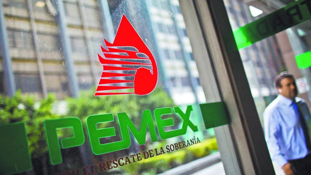 Trabajadores petroleros mexicanos en asamblea sindical centrada en derechos laborales y transparencia sindical.