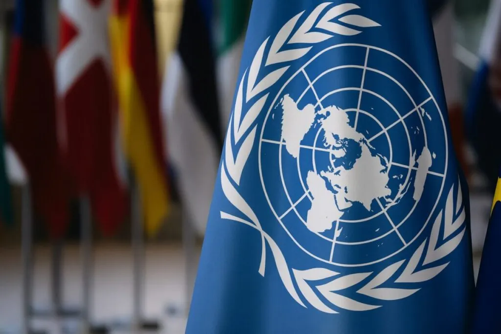 Grupo armado hutí retiene a empleados de la ONU durante redada en Yemen, situación crítica para la ayuda humanitaria