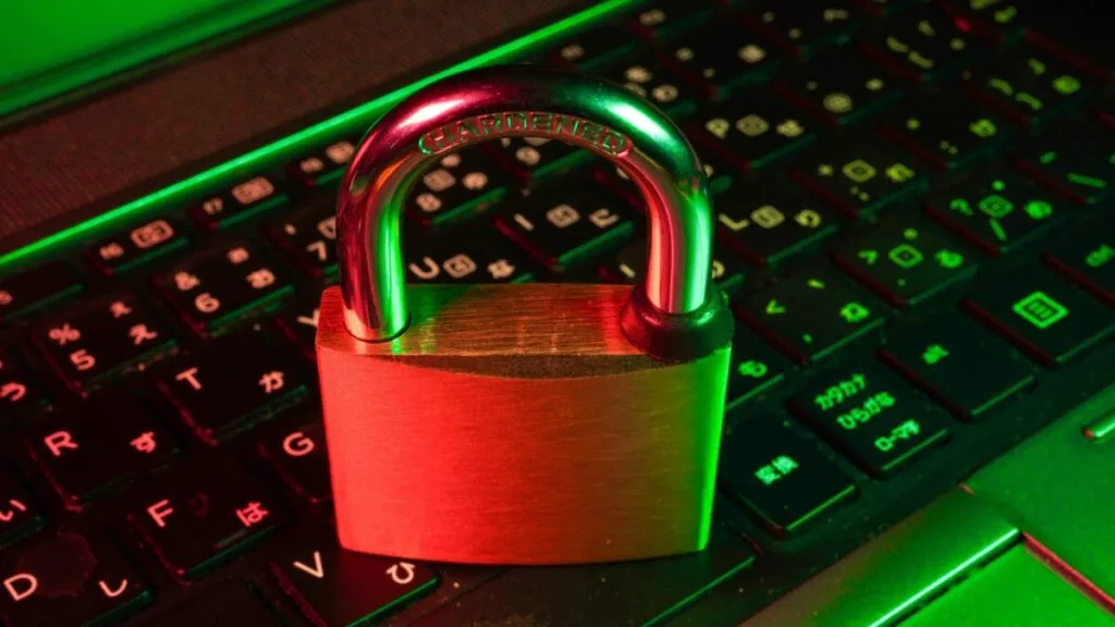 Empleados mexicanos frente a computadoras sin capacitación en ciberseguridad, vulnerables ante ataques digitales laborales