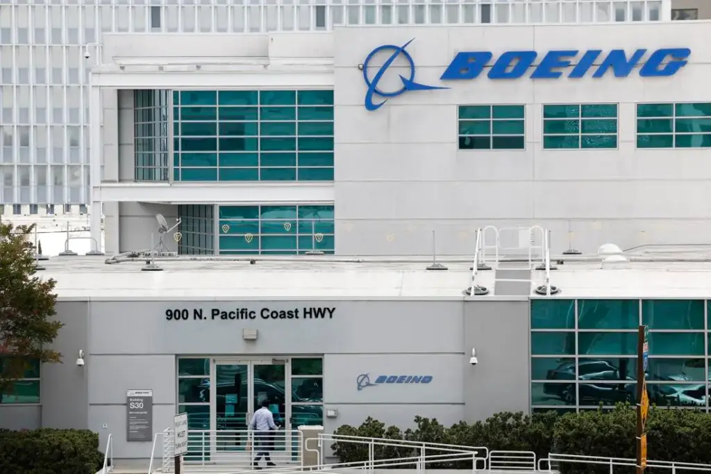 Empleados sindicalizados de Boeing en huelga en Misuri exigen mejoras salariales y respeto a la negociación colectiva.