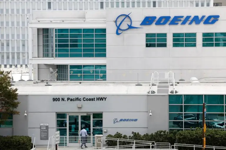 Empleados sindicalizados de Boeing en huelga en Misuri exigen mejoras salariales y respeto a la negociación colectiva.