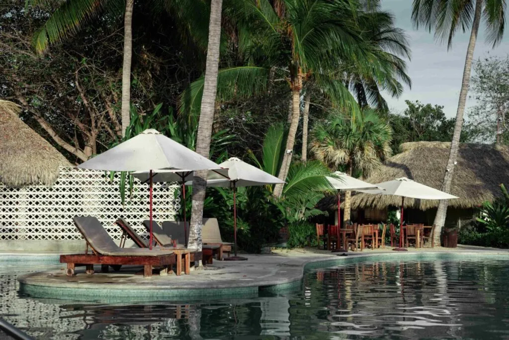 Afiliados del sindicato hotelero informando a trabajadores en zonas turísticas de México