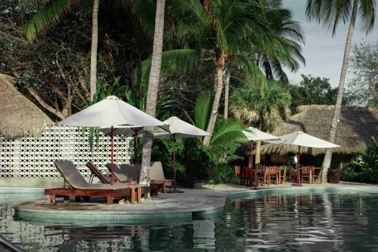 Afiliados del sindicato hotelero informando a trabajadores en zonas turísticas de México