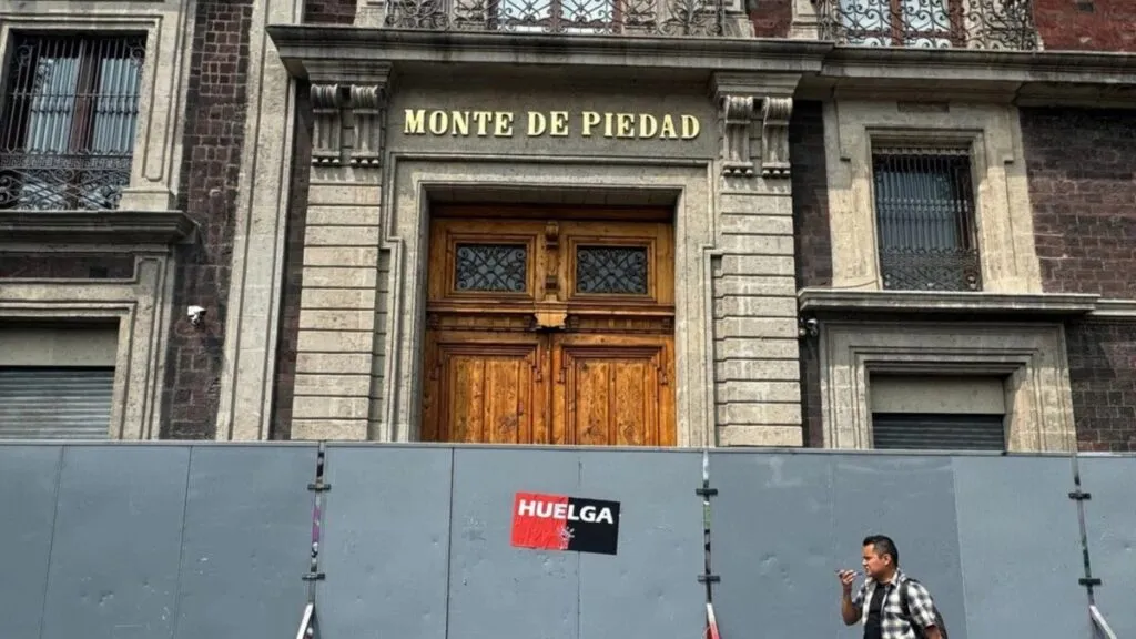 Integrantes del sindicato del Monte de Piedad protestan en México por la defensa del contrato colectivo y sus derechos laborales.