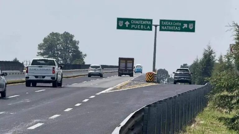 Bloqueo sindical en autopista Puebla-Tlaxcala afecta movilidad y genera tensión laboral