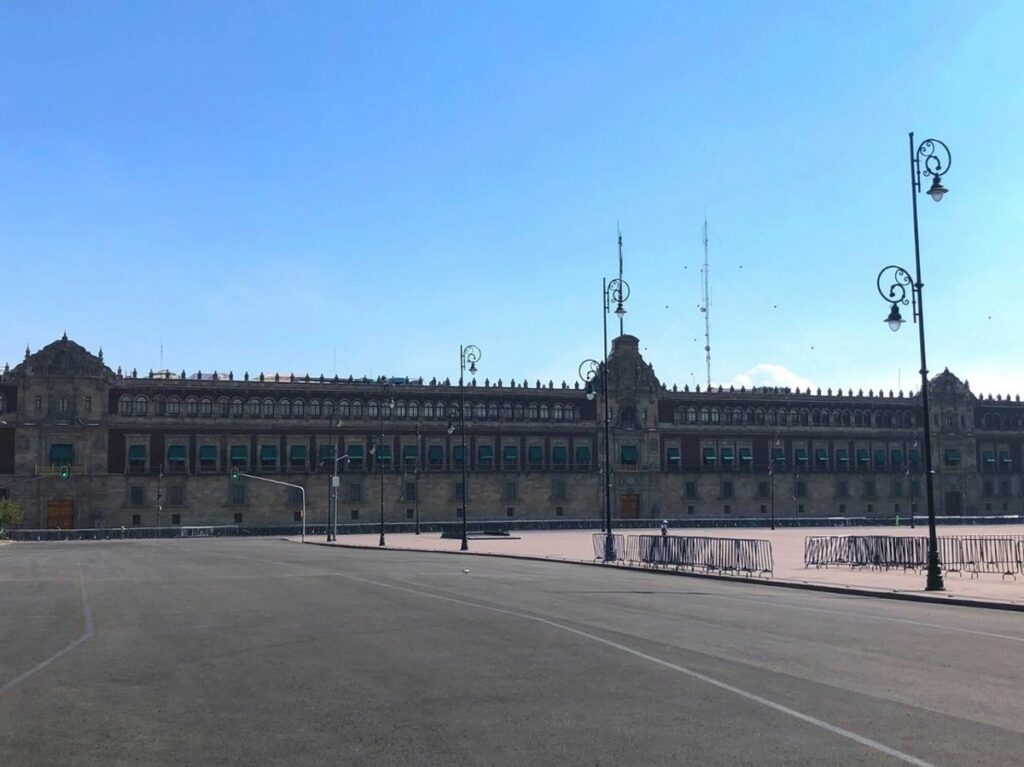 Docentes y personal administrativo marchan en México para exigir reasignación de recursos en el PEF y mejoras salariales.