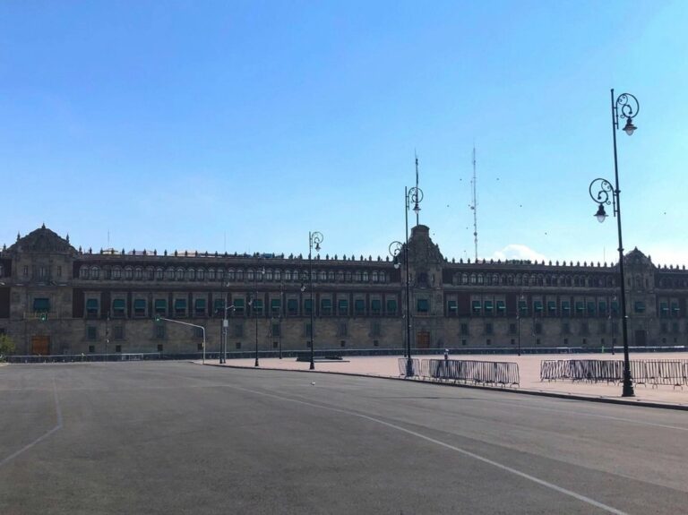 Docentes y personal administrativo marchan en México para exigir reasignación de recursos en el PEF y mejoras salariales.