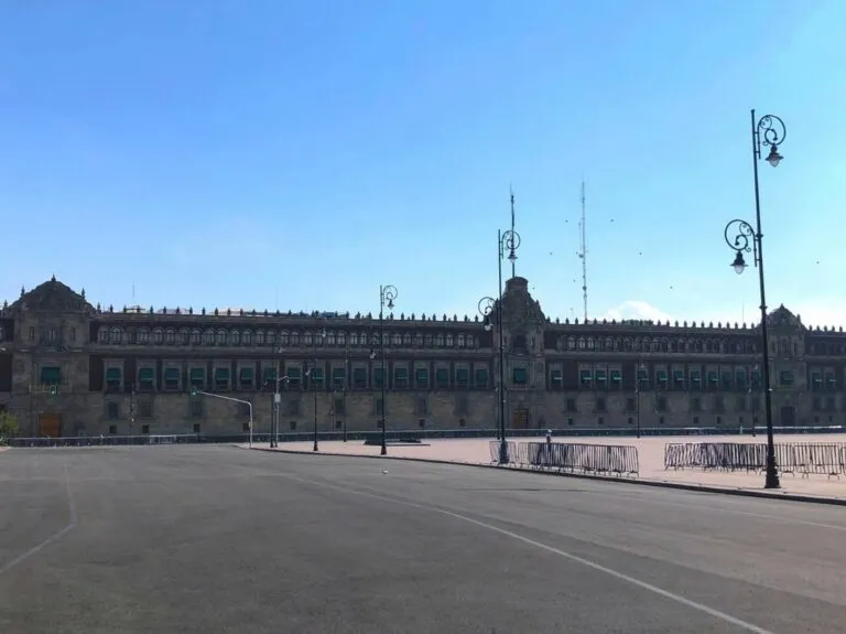 Docentes y personal administrativo marchan en México para exigir reasignación de recursos en el PEF y mejoras salariales.