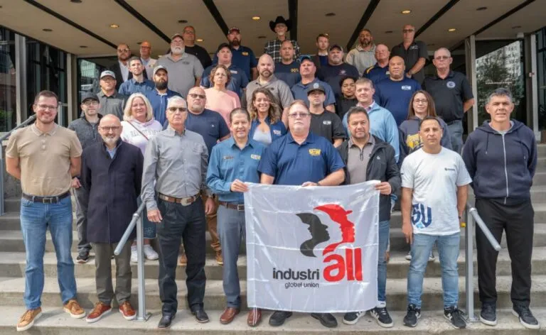 Representantes sindicales del sector químico reunidos para fortalecer colaboración internacional y derechos laborales frente a la digitalización.