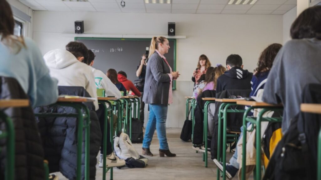 Sindicatos educativos en España exigen al Gobierno una reforma que dignifique la docencia y fortalezca la educación pública