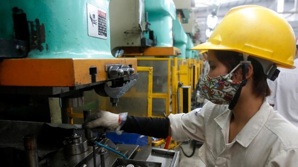 Mujeres mexicanas trabajando en laboratorios y áreas tecnológicas, símbolo de inclusión en empleos STEM.