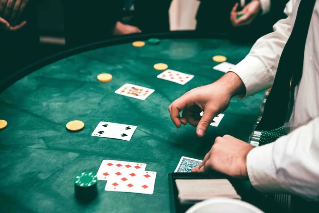 Trabajadores de casinos en huelga exigen propuestas en medio de reorganización empresarial en Chile