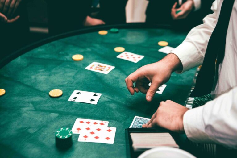 Trabajadores de casinos en huelga exigen propuestas en medio de reorganización empresarial en Chile