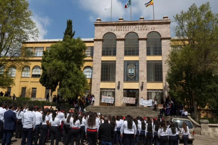 Empleados de escuelas normales protestando por adeudos laborales en Zacatecas