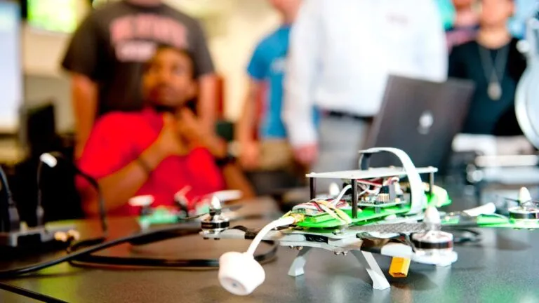 Trabajadores del Centro de Ciencia y Tecnología en México protestan por falta de pago salarial y estabilidad laboral.