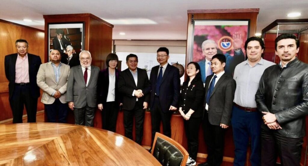 Alejandro Martínez Araiza participa en reunión sindical en la CTM, destacando el sindicalismo digital y la ética laboral frente a la automatización.