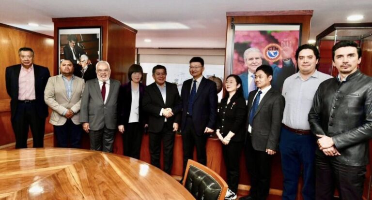 Alejandro Martínez Araiza participa en reunión sindical en la CTM, destacando el sindicalismo digital y la ética laboral frente a la automatización.
