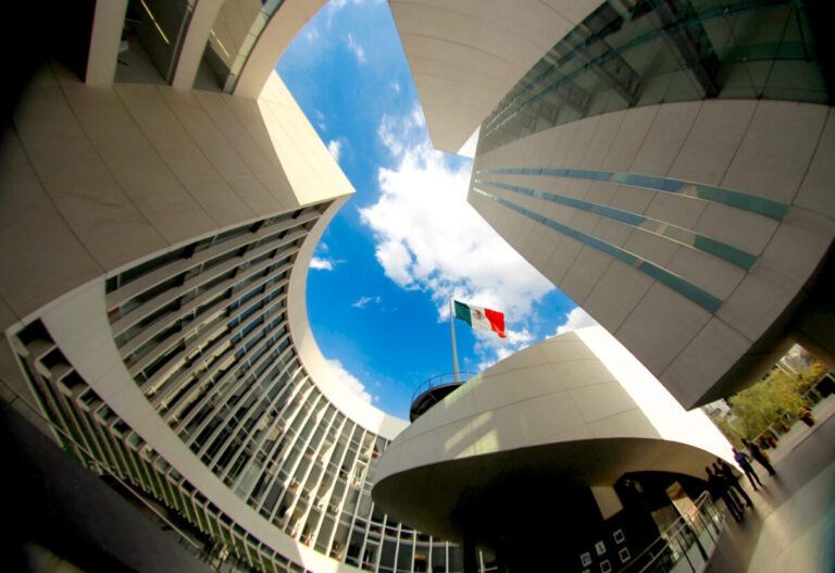 Legisladores en sesión del Senado discutiendo autonomía sindical y derechos laborales