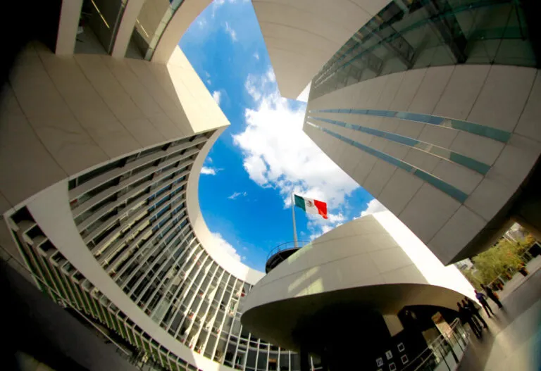 Legisladores en sesión del Senado discutiendo autonomía sindical y derechos laborales