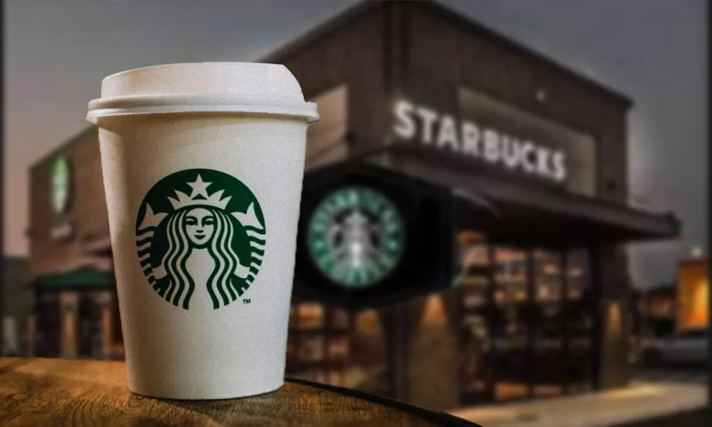Baristas sindicalizados de Starbucks reunidos durante una movilización por mejores condiciones laborales.