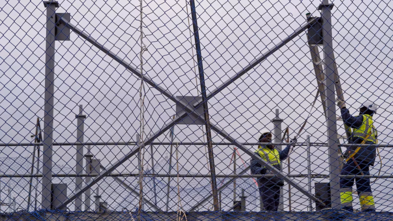 Sindicatos y patronal del sector construcción en España firman acuerdo para subir salarios hasta 2026