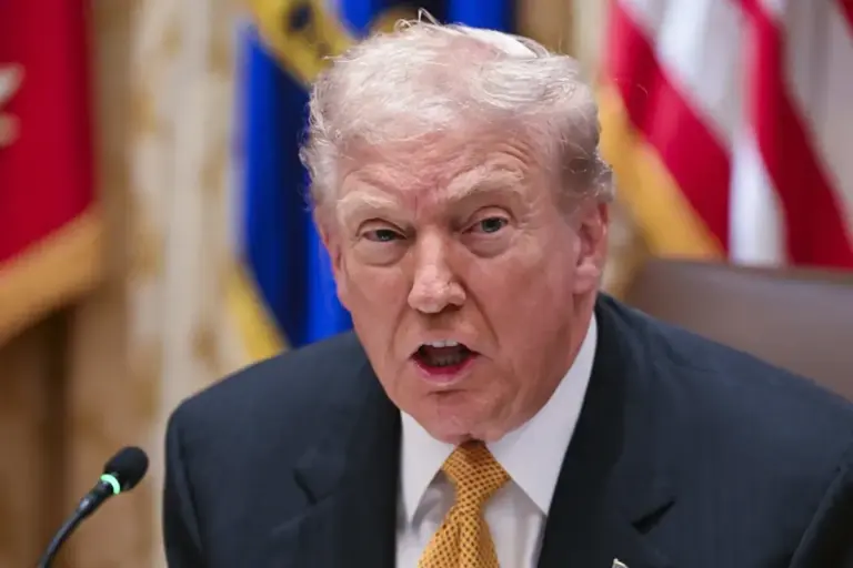 Escena institucional de firma de orden ejecutiva en EE.UU. con impacto sobre sindicatos federales