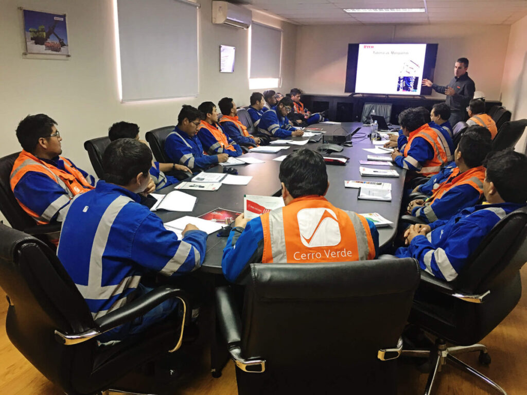 Trabajadores en un aula técnica durante un curso de capacitación laboral relacionado con empleos formales en Yucatán.
