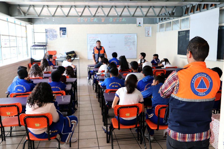 Estudiantes y personal participan en capacitación de protección civil con equipos de seguridad en una secundaria de Sonora.