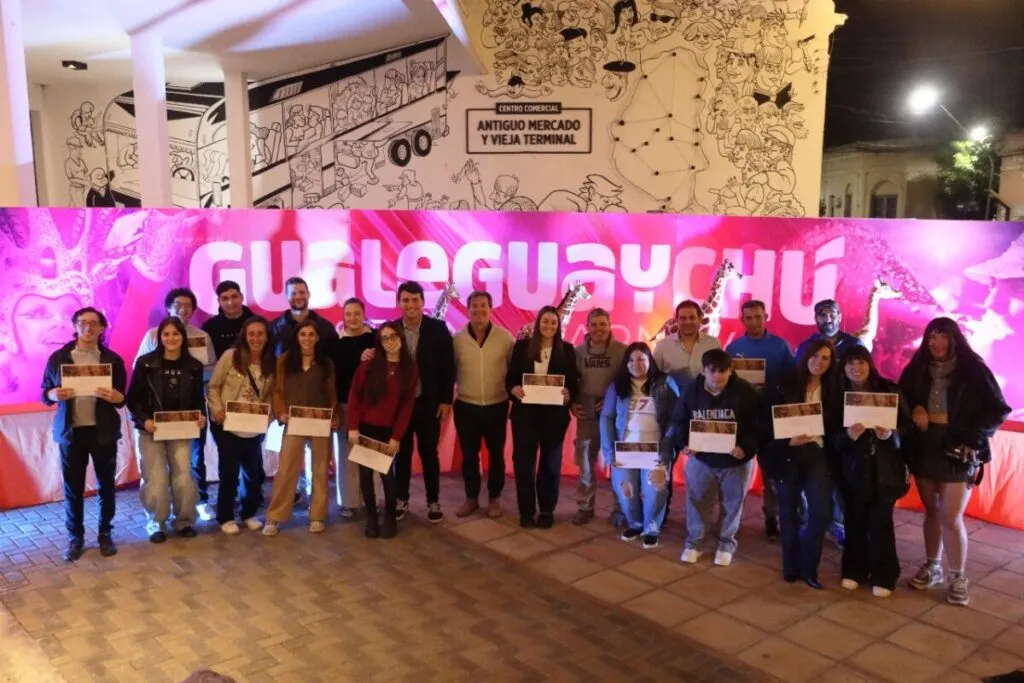 Personas exhiben oficios aprendidos en talleres de capacitación laboral en la Plaza San Martín de Gualeguaychú